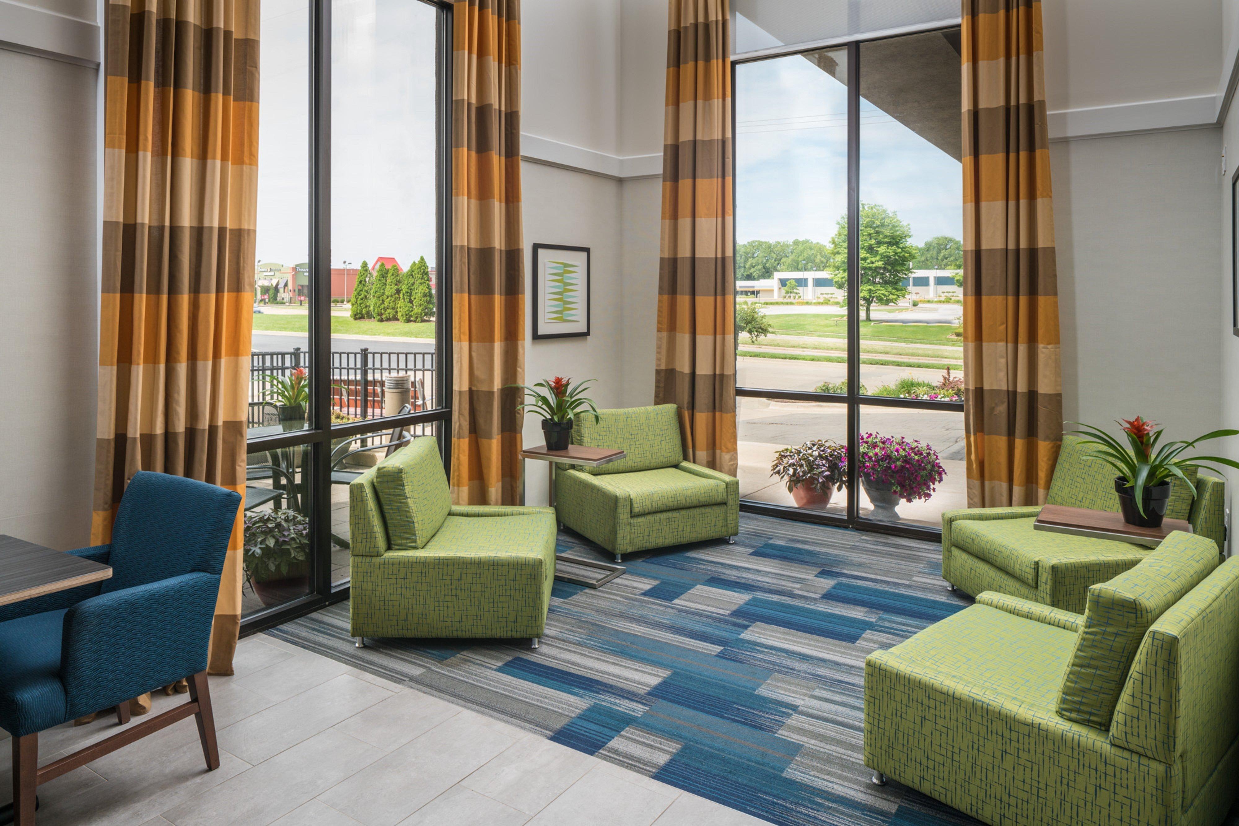 Holiday Inn Express & Suites Springfield By Ihg Exterior photo