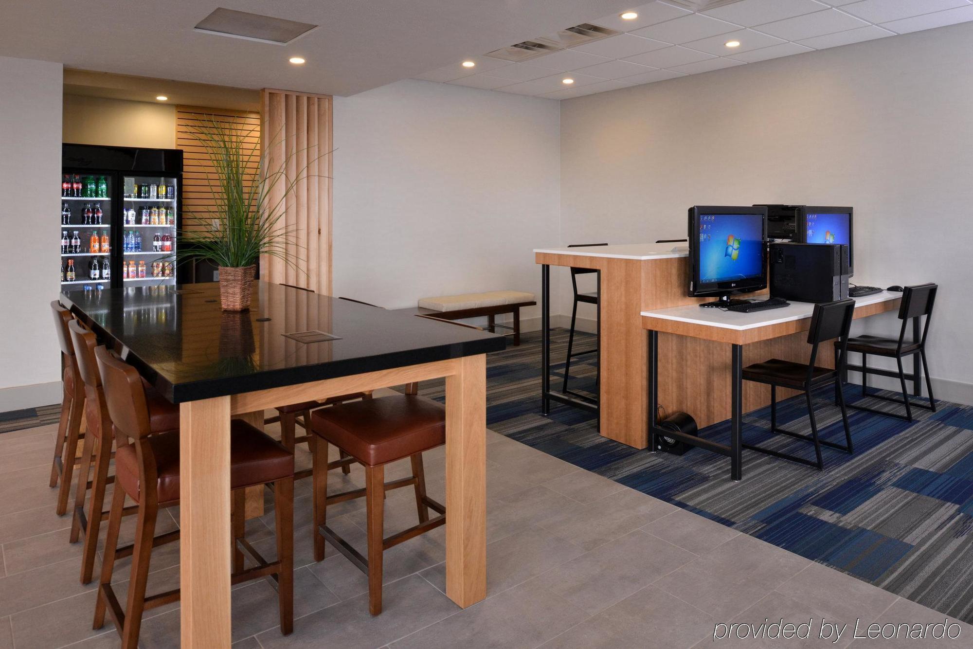 Holiday Inn Express & Suites Springfield By Ihg Exterior photo
