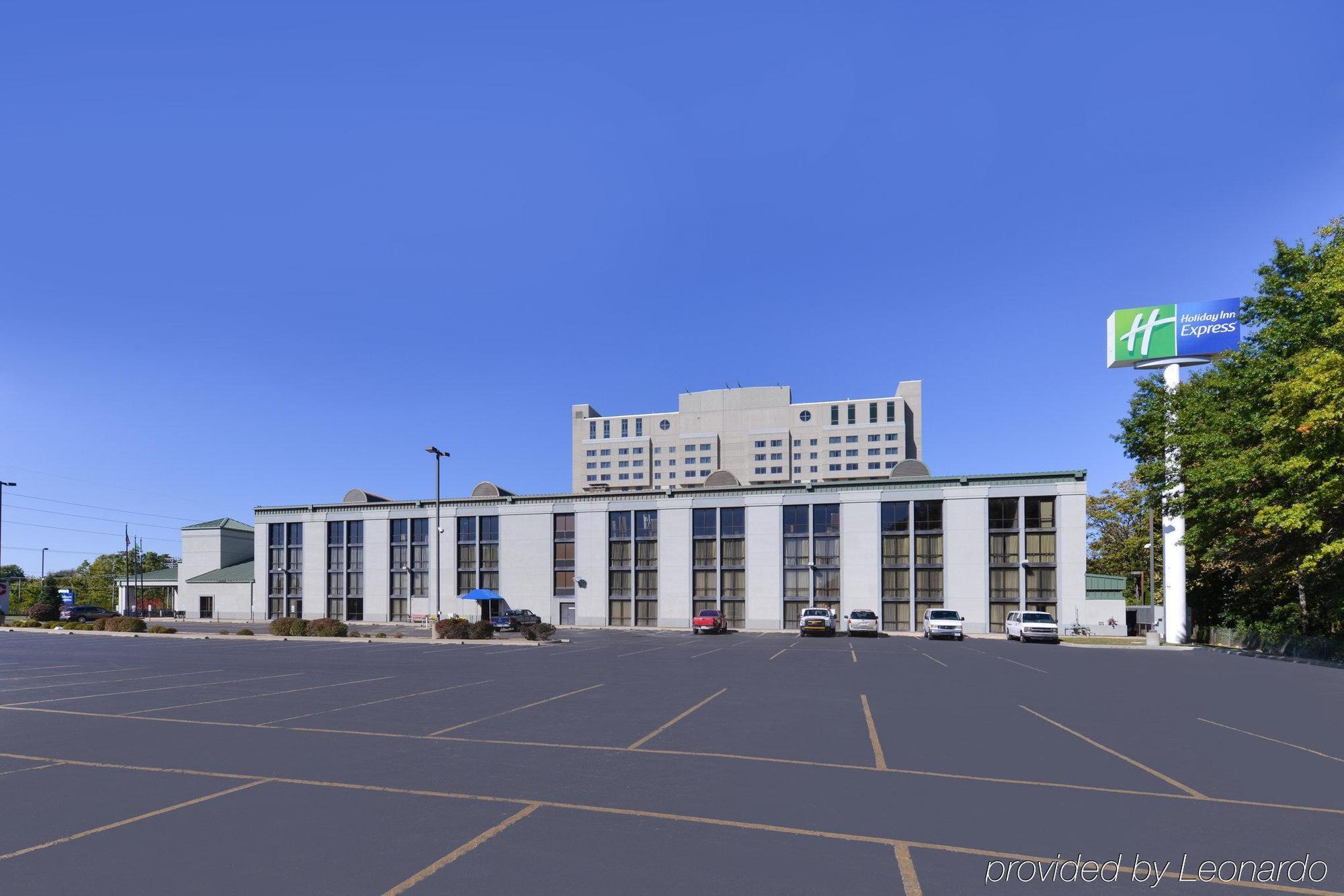 Holiday Inn Express & Suites Springfield By Ihg Exterior photo