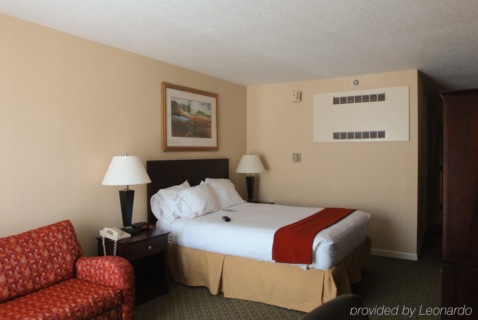 Holiday Inn Express & Suites Springfield By Ihg Exterior photo