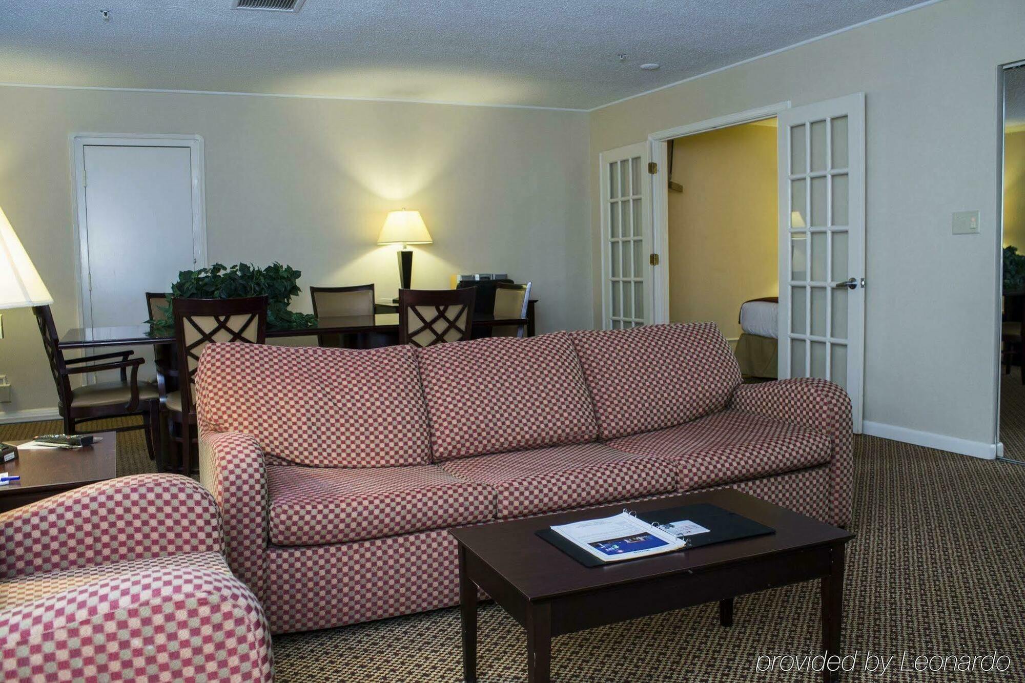 Holiday Inn Express & Suites Springfield By Ihg Exterior photo